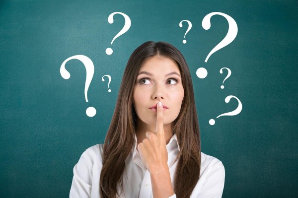 Девушка думает