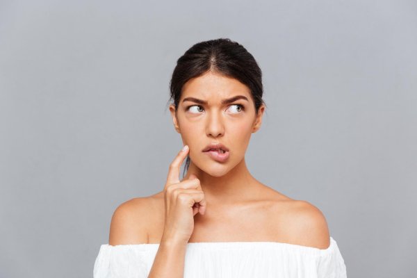 Девушка думает