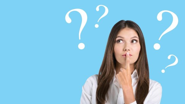 Девушка думает