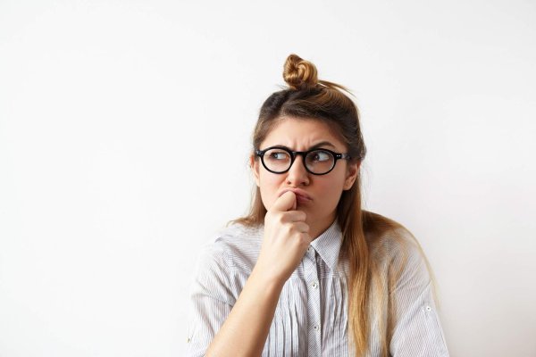 Девушка думает