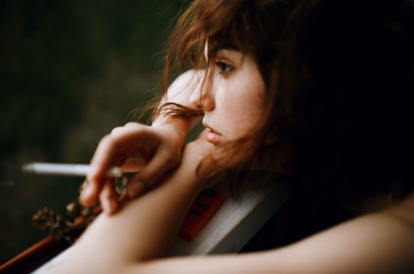 Девушка думает