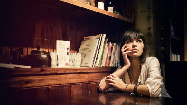 Девушка думает