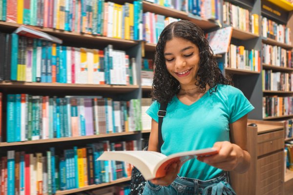 Девушка читает