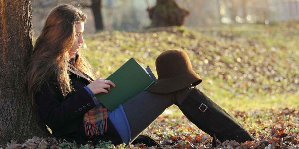 Девушка читает