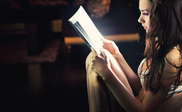 Девушка читает