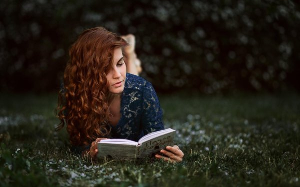 Девушка читает