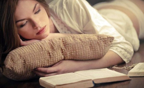 Девушка читает