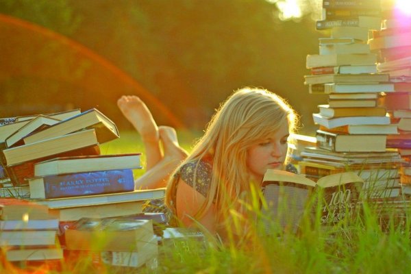 Девушка читает