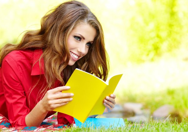 Девушка читает