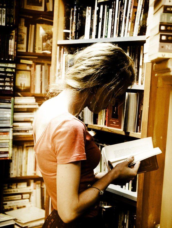 Девушка читает