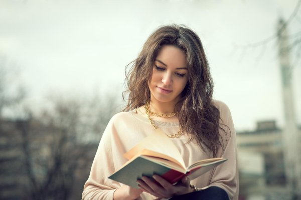 Девушка читает