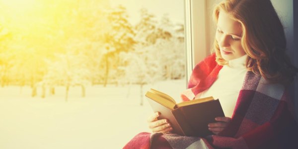Девушка читает