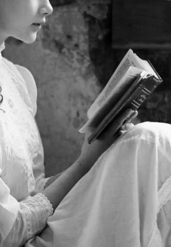 Девушка читает