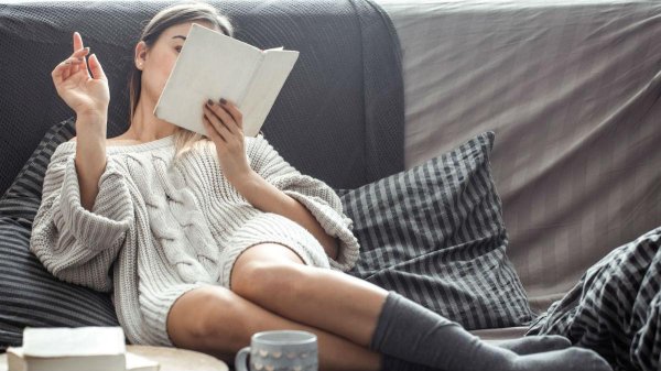 Девушка читает