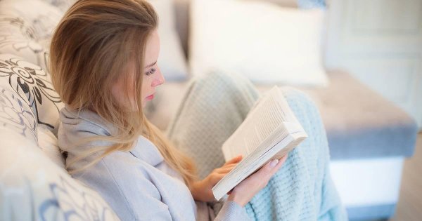 Девушка читает