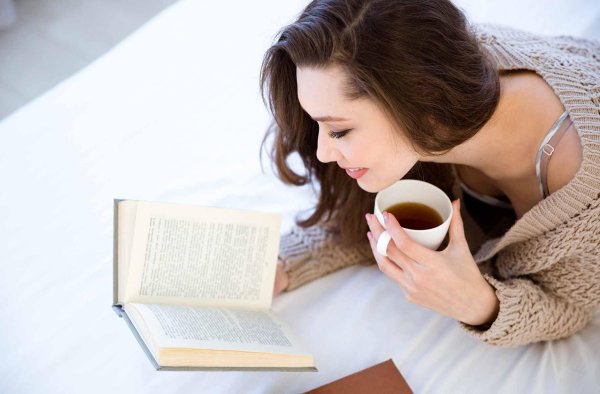 Девушка читает