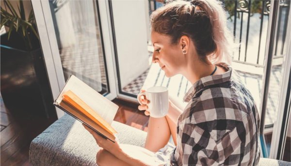 Девушка читает