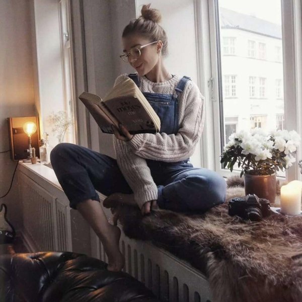 Девушка читает