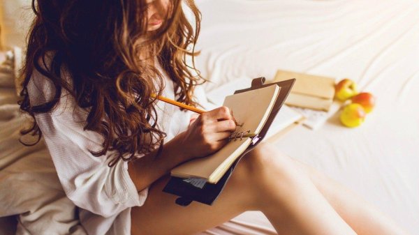 Девушка читает