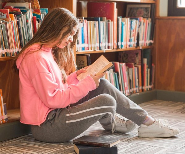 Девушка читает