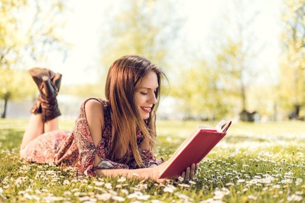 Девушка читает