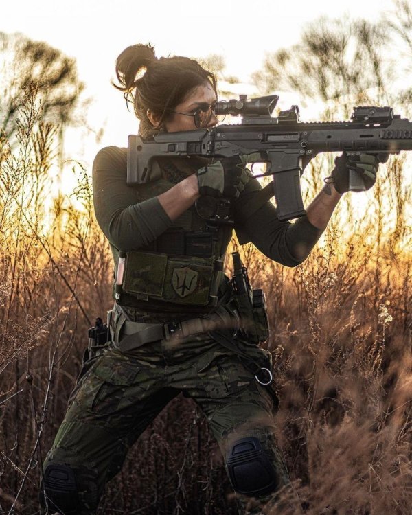 Девушка солдат