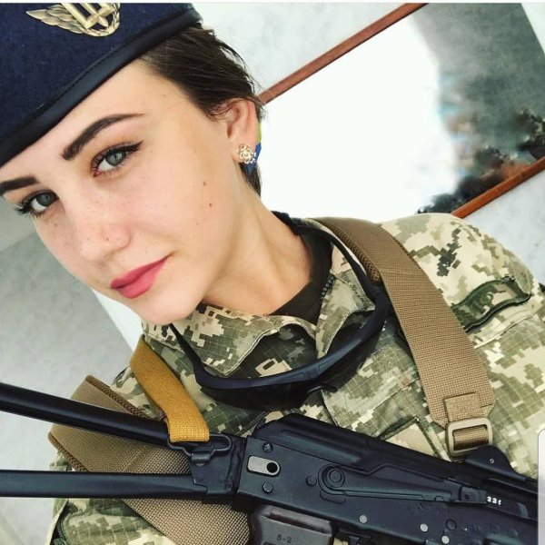 Девушка солдат