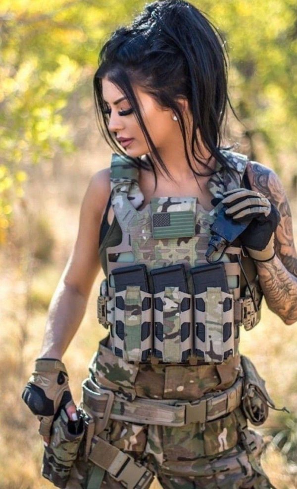 Девушка солдат