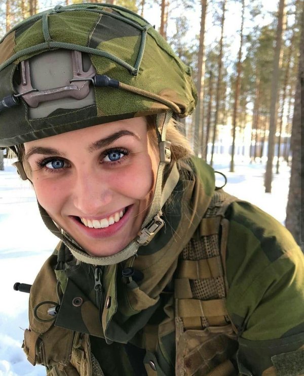 Девушка солдат