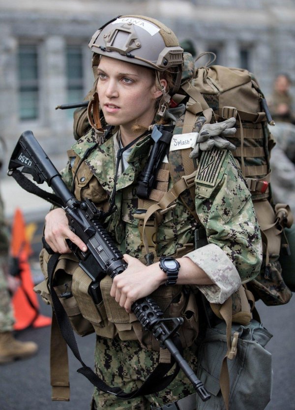 Девушка солдат