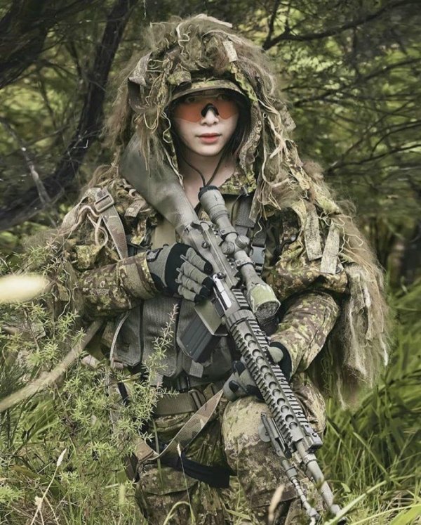 Девушка солдат