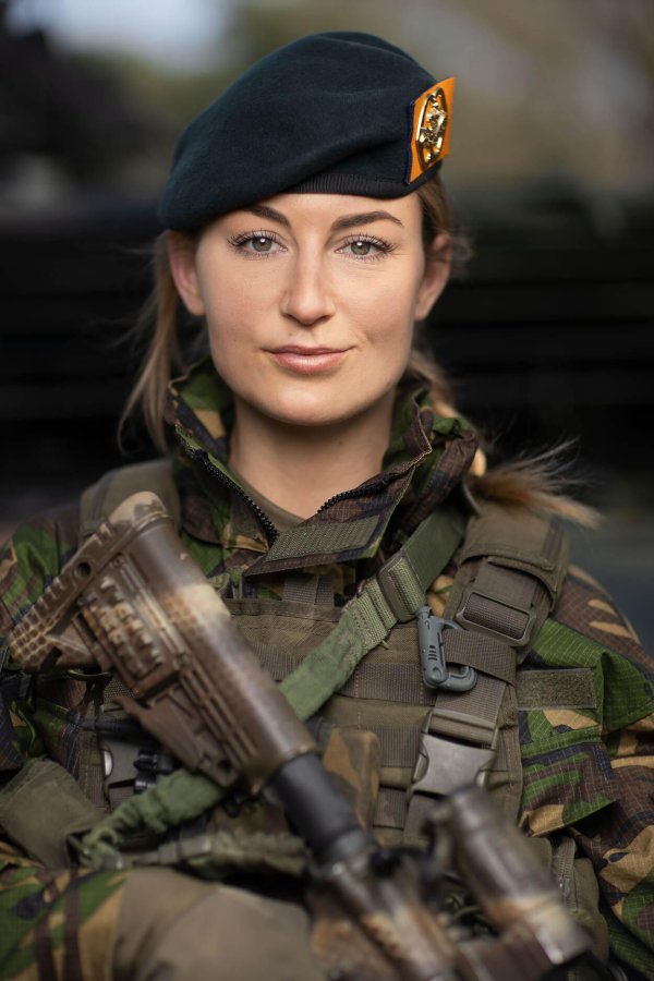 Девушка солдат