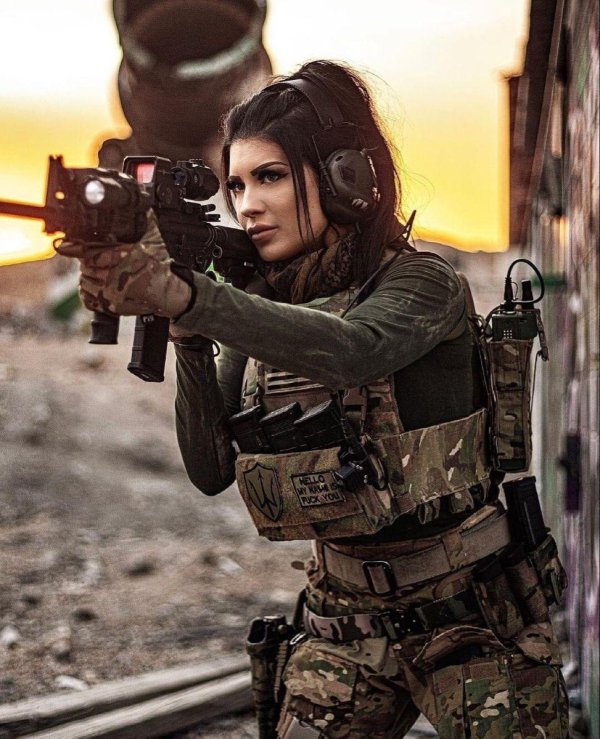 Девушка солдат