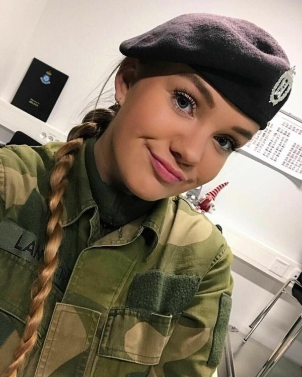 Девушка солдат