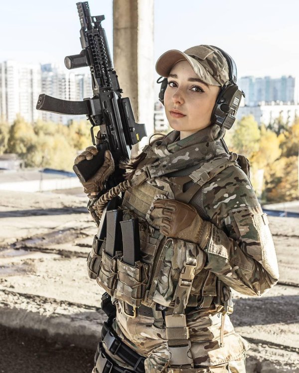 Девушка солдат