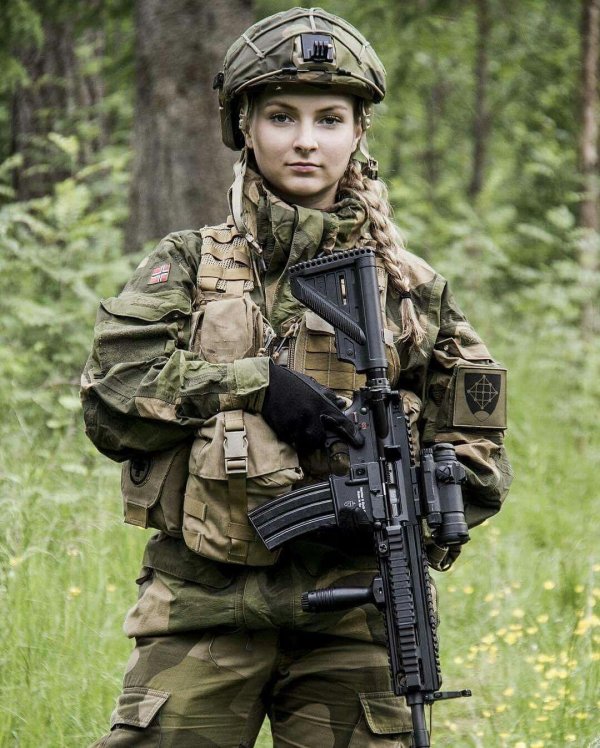 Девушка солдат