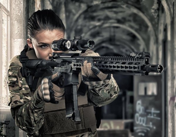 Девушка солдат