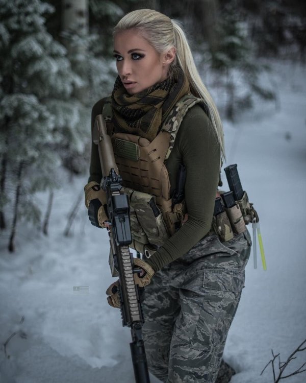 Девушка солдат