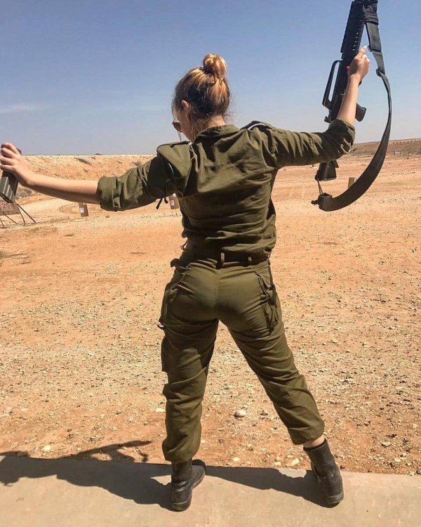 Девушка солдат