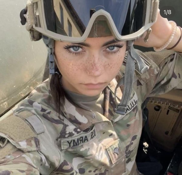 Девушка солдат