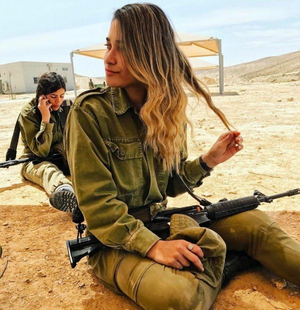 Девушка солдат