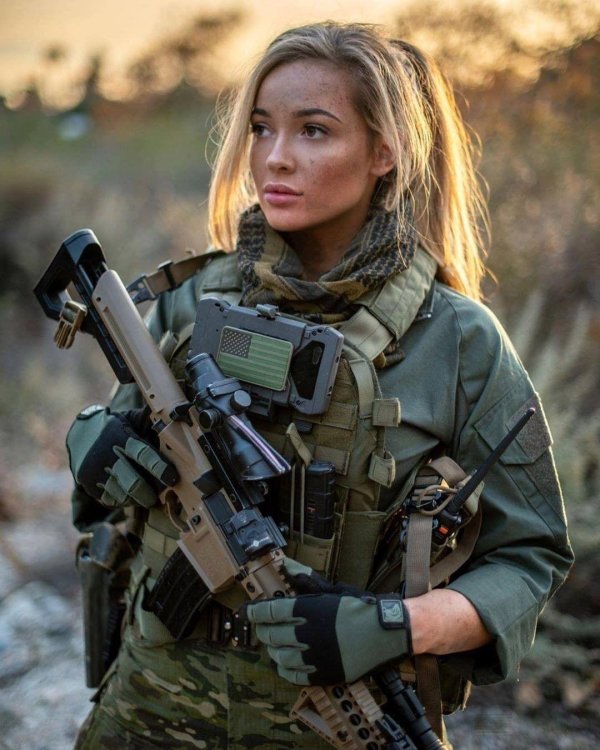 Девушка солдат