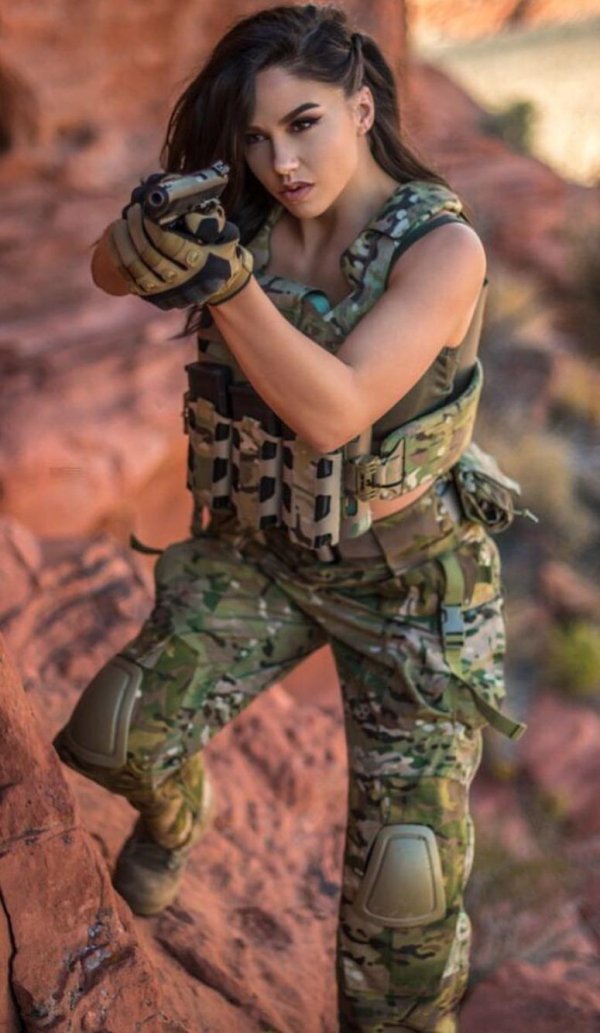 Девушка солдат