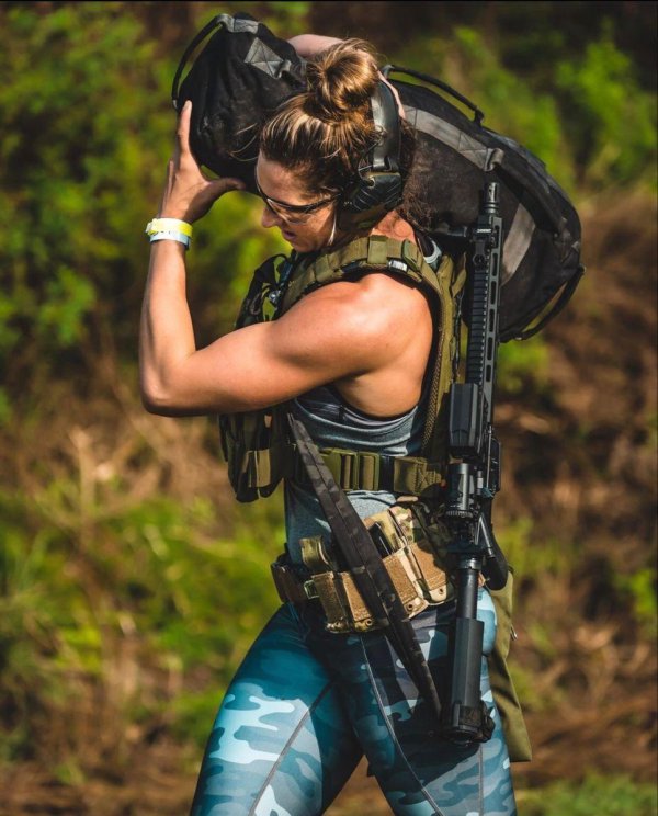 Девушка солдат