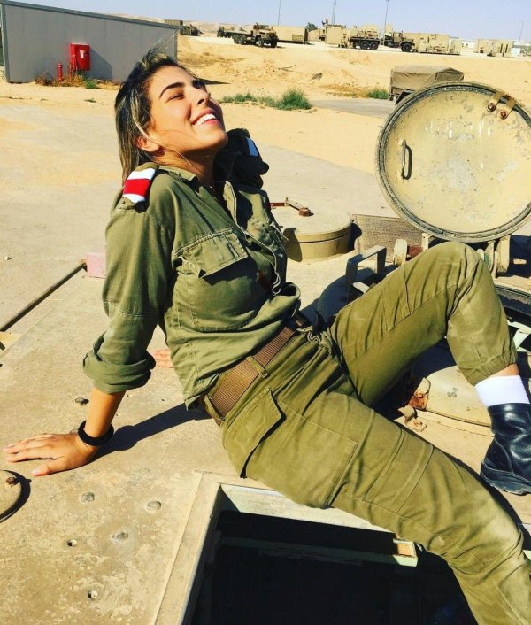 Девушка солдат