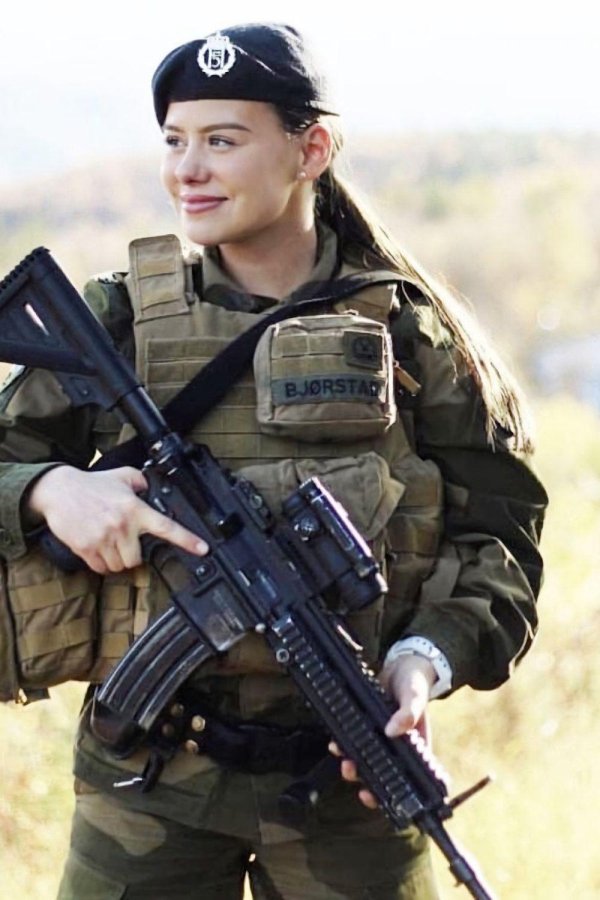 Девушка солдат