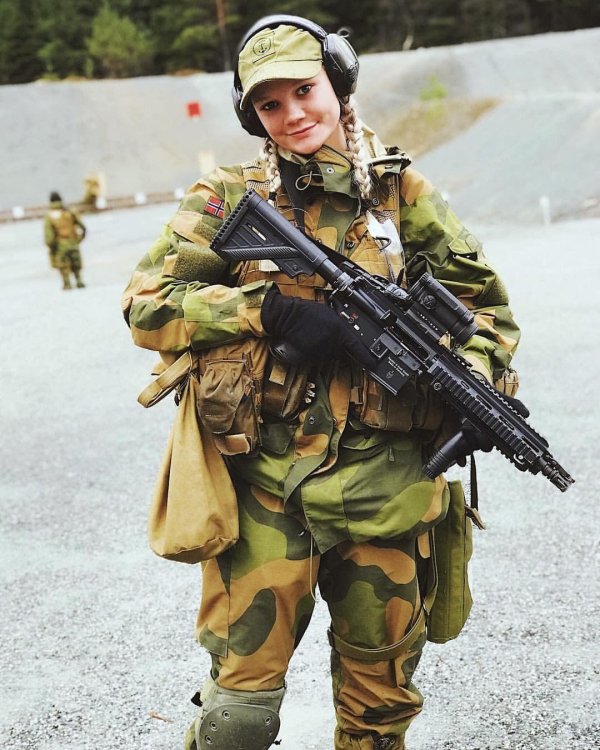 Девушка солдат