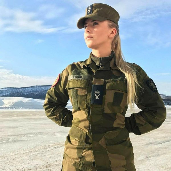 Девушка солдат