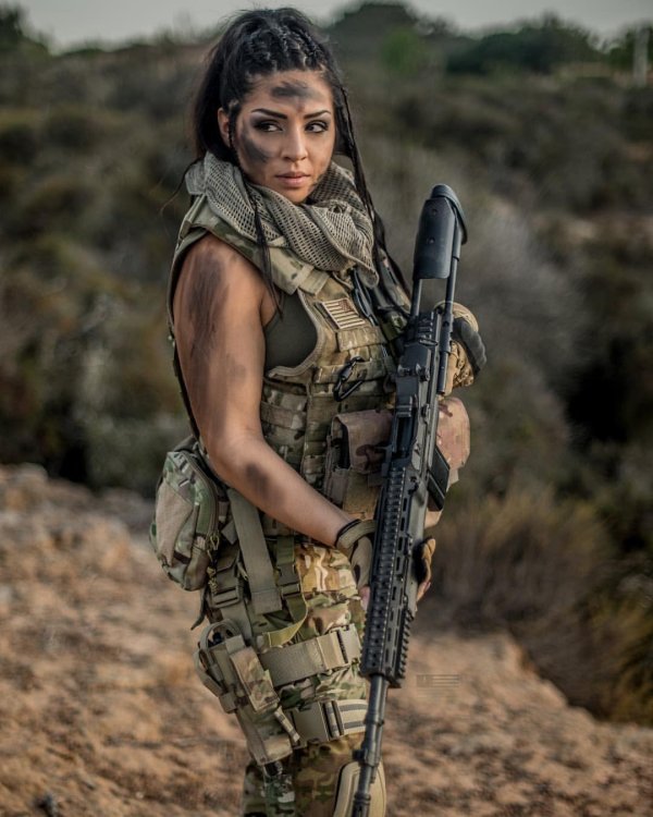 Девушка солдат