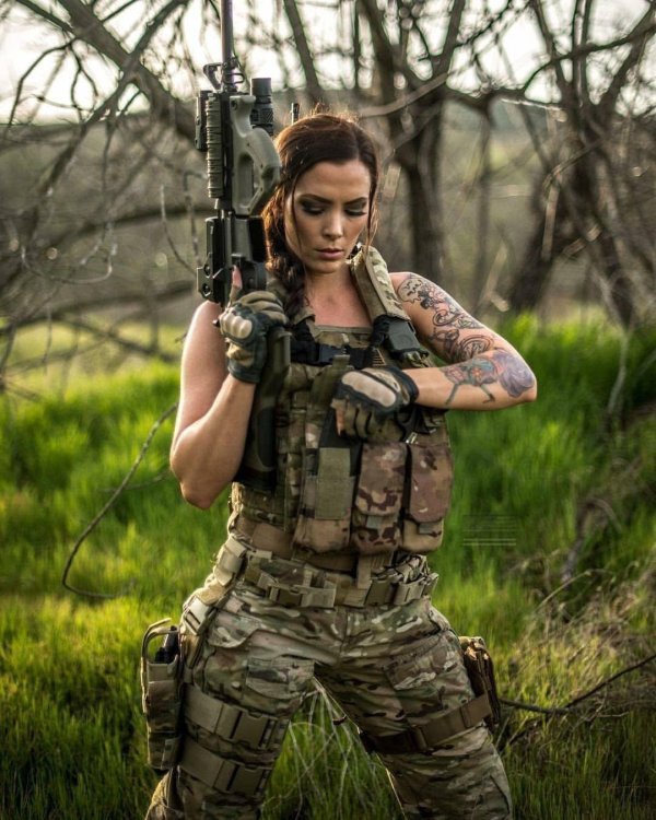 Девушка солдат